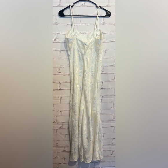 Vintage Victoria’s Secret Cream Satin Slip Gown
Size Medium - Picture 2 of 7
